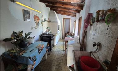 VENTA DE TRES CASAS EN BLOCK EN BARRIO SAN CAYETANO