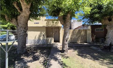 VENTA DE TRES CASAS EN BLOCK EN BARRIO SAN CAYETANO