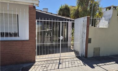 VENTA DE TRES CASAS EN BLOCK EN BARRIO SAN CAYETANO