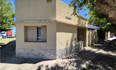 VENTA DE TRES CASAS EN BLOCK EN BARRIO SAN CAYETANO