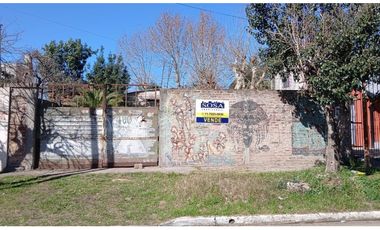Lote en G. Catan con mejoras Calle: Gallardo Nº 180