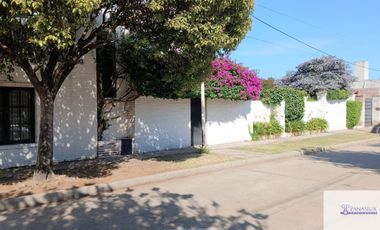 Casa en venta c/ cochera en 9 de Julio