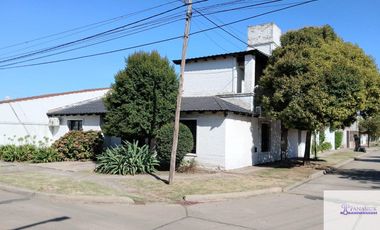 Casa en venta c/ cochera en 9 de Julio
