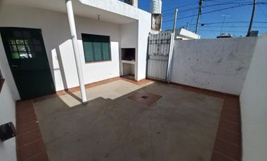 Casa en alquiler c/ cochera en Pellegrini