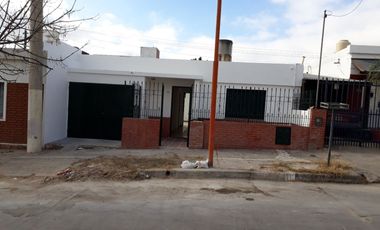 Casa en alquiler c/ cochera en Pellegrini