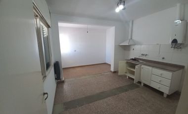Casa en alquiler c/ cochera en Pellegrini