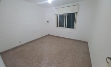 Casa en alquiler c/ cochera en Pellegrini