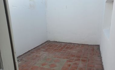 Casa en alquiler c/ cochera en Pellegrini