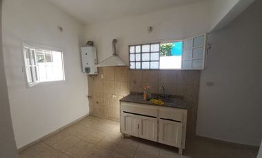 Casa en alquiler c/ cochera en Pellegrini