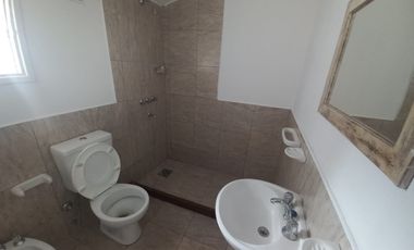 Casa en alquiler c/ cochera en Pellegrini