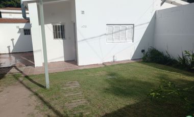 Casa en alquiler c/ cochera en Pellegrini