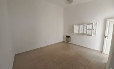 Casa en alquiler c/ cochera en Pellegrini