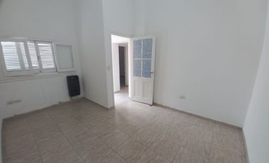 Casa en alquiler c/ cochera en Pellegrini