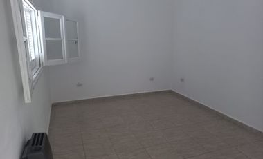 Casa en alquiler c/ cochera en Pellegrini