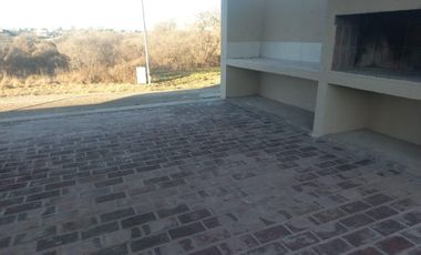 Casa en venta c/ cochera en La Hornilla