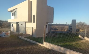 Casa en venta c/ cochera en La Hornilla