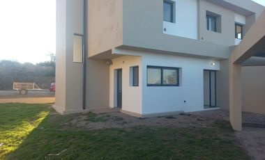 Casa en venta c/ cochera en La Hornilla