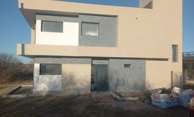 Casa en venta c/ cochera en La Hornilla