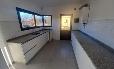 Casa en venta c/ cochera en La Hornilla