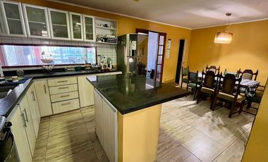 CASA 5 AMBIENTES EN VENTA TEMPERLEY CON JARDIN