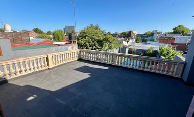 CASA 5 AMBIENTES EN VENTA TEMPERLEY CON JARDIN