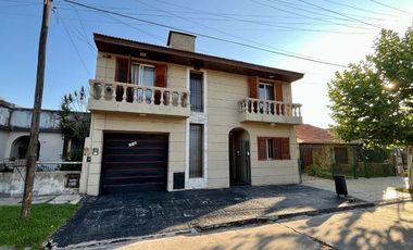 CASA 5 AMBIENTES EN VENTA TEMPERLEY CON JARDIN