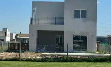 VENTA CASA 4 AMBIENTES LAGUNA AZUL A ESTRENAR