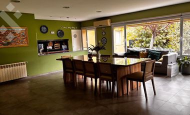 Venta casa 4 dom. estudio, quincho, piscina, Calle Los Cipreses Barrio Rio Grande.- Neuquén cap.-