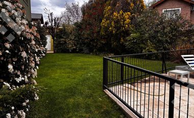 Venta casa 4 dom. estudio, quincho, piscina, Calle Los Cipreses Barrio Rio Grande.- Neuquén cap.-