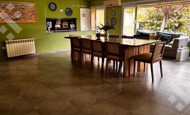 Venta casa 4 dom. estudio, quincho, piscina, Calle Los Cipreses Barrio Rio Grande.- Neuquén cap.-