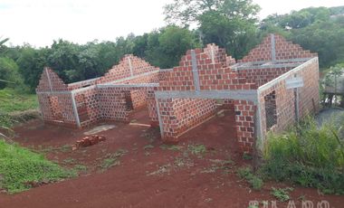 Hermoso terreno en esquina con casa a Terminar en Capiovy Misiones