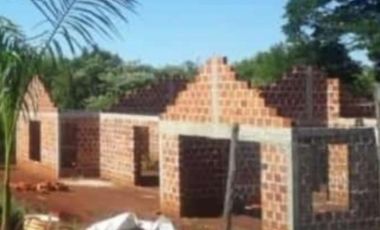 Hermoso terreno en esquina con casa a Terminar en Capiovy Misiones