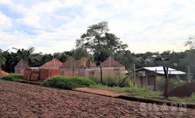 Hermoso terreno en esquina con casa a Terminar en Capiovy Misiones