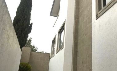 Casa en VENTA y RENTA adentro de Lomas Country con jardín (sin amueblar)