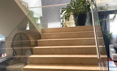 Casa en VENTA y RENTA adentro de Lomas Country con jardín (sin amueblar)