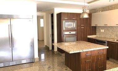 Casa en VENTA y RENTA adentro de Lomas Country con jardín (sin amueblar)