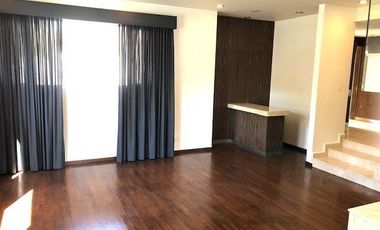 Casa en VENTA y RENTA adentro de Lomas Country con jardín (sin amueblar)