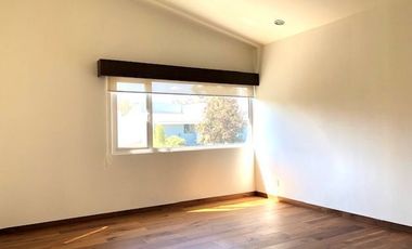 Casa en VENTA y RENTA adentro de Lomas Country con jardín (sin amueblar)