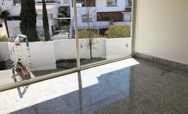 Casa en VENTA y RENTA adentro de Lomas Country con jardín (sin amueblar)