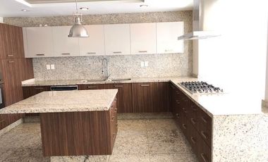 Casa en VENTA y RENTA adentro de Lomas Country con jardín (sin amueblar)