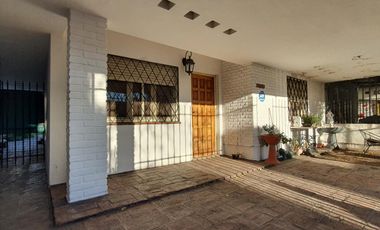 SE VENDE  casa cerca del Orfeo!! 3 dorm!!!