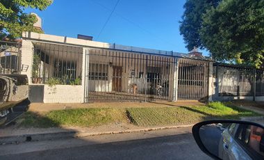 SE VENDE  casa cerca del Orfeo!! 3 dorm!!!