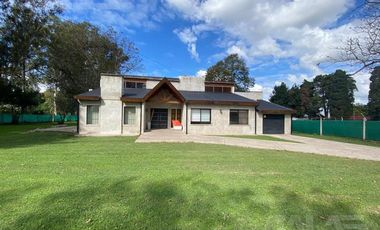 Casa Chalet - 4 ambientes - 3 dormitorios - Merlo - Pontevedra