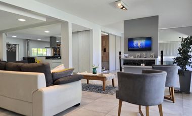 Casa Nivel Gerencial 5 dormitorios en Lote de 4924 m2 - Cipolletti