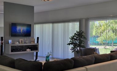 Casa Nivel Gerencial 5 dormitorios en Lote de 4924 m2 - Cipolletti