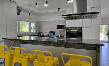 Casa Nivel Gerencial 5 dormitorios en Lote de 4924 m2 - Cipolletti