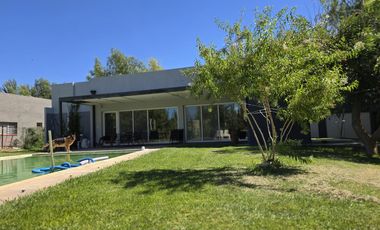 Casa Nivel Gerencial 5 dormitorios en Lote de 4924 m2 - Cipolletti