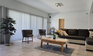 Casa Nivel Gerencial 5 dormitorios en Lote de 4924 m2 - Cipolletti