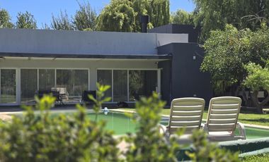 Casa Nivel Gerencial 5 dormitorios en Lote de 4924 m2 - Cipolletti