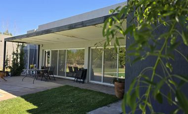 Casa Nivel Gerencial 5 dormitorios en Lote de 4924 m2 - Cipolletti